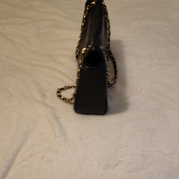 Attention Black Quilted Shoulder Bag with Gold Chain - Picture 2 of 4